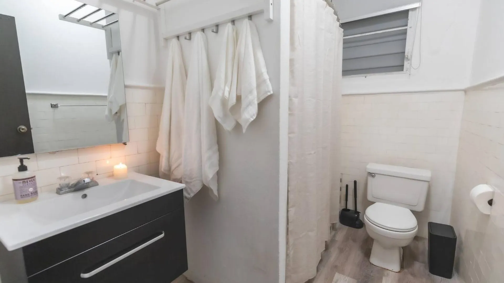 Sunny Escape Close To Beach, Dining & Fun! San Juan